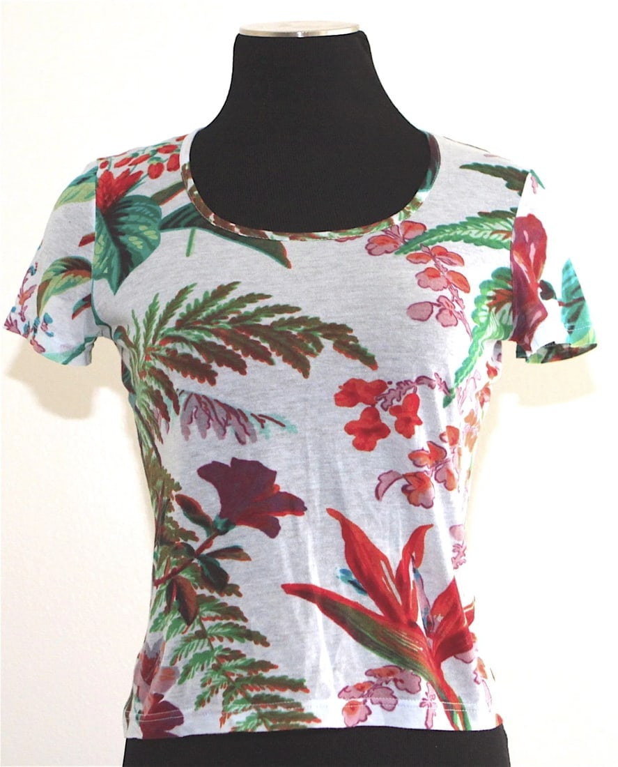 KENZO JEANS MADE IN ITALY 100% COTTON T-SHIRT SIZE SMALL FLORAL DESIGN UNIQUE: Title: KENZO JEANS MADE IN ITALY 100% COTTON T-SHIRT SIZE SMALL FLORAL DESIGN UNIQUEProvenance/Additional Info: Fine Jewelry, Arts & Antiques Purveyors and Purchasers of Antique and Estate