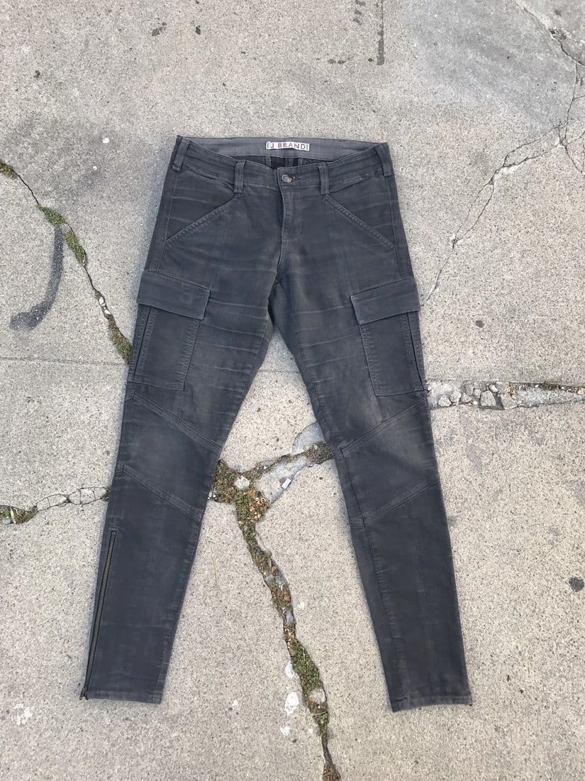 Trendy J Brand For Intermix Gray Cargo Jeans Size 26 Cotton: Title: Trendy J Brand For Intermix Gray Cargo Jeans Size 26 Cotton Provenance/Additional Info: DK If you are unsatisfied with the piece, please call us within 3 days to discuss options. PayPal and cre