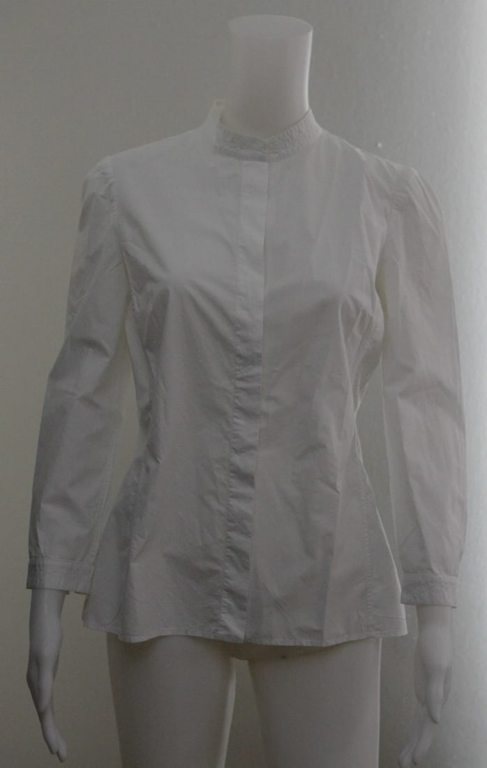 GUCCI MADE IN ITALY WHITE SHIRT BLOUSE TOP SIZE 40 100% COTTON: Title: GUCCI MADE IN ITALY WHITE SHIRT BLOUSE TOP SIZE 40 100% COTTONProvenance/Additional Info: Fine Jewelry, Arts & Antiques Purveyors and Purchasers of Antique and Estate PiecesN- GUCCI