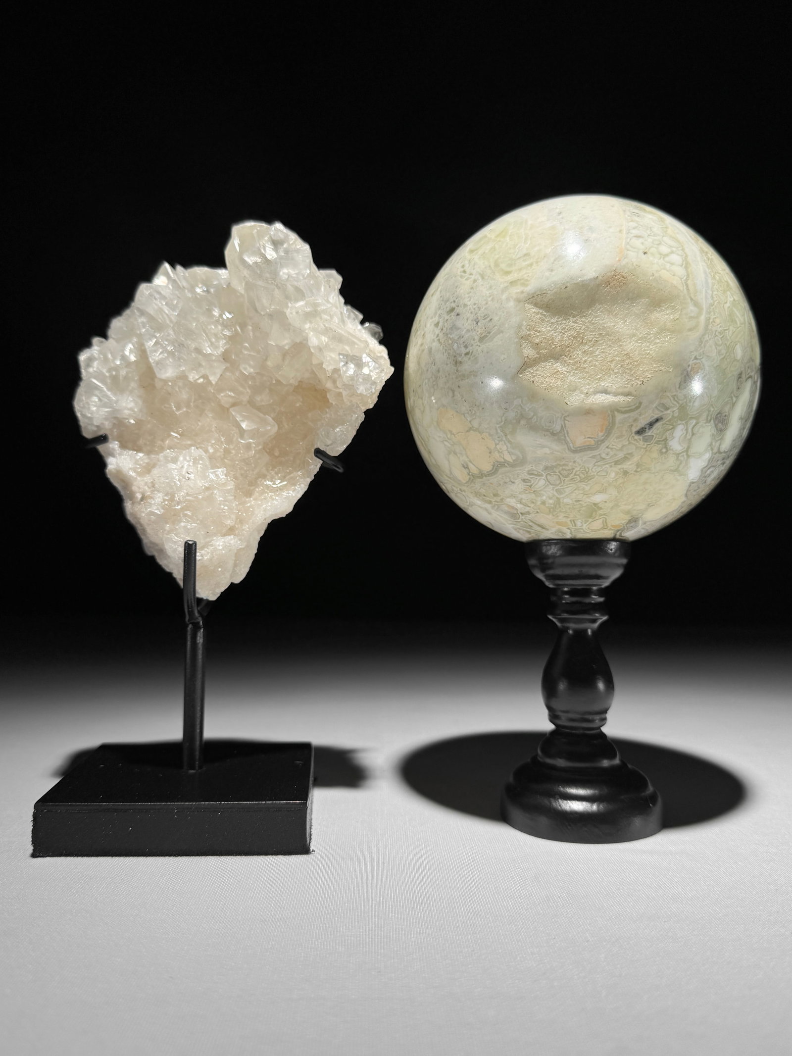 Wonderful set of an onyx sphere and a crystal cube cluster with stands: Title:Wonderful set of an onyx sphere and a crystal cube cluster with stands,li>Maker:UnknownOrigin:IndonesiaDate/Period:2026Materials:Onyx, Crystal Cube, ResinDimensions:Height cluster including