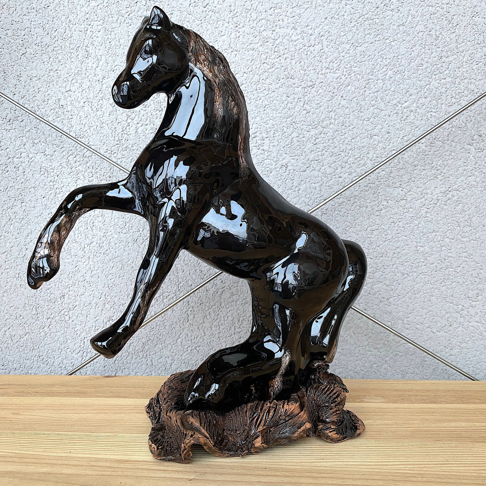 Ceramic Horse: Title: Ceramic HorseMaker:UnknownOrigin: UnknownDate/Period:UnknownMaterials:CeramicSize:Size: 32 x 27 x 12 cmDescription:Ceramic HorseSize: 32 x 27 x 12 cmWeight: 1052g (please see photos as the