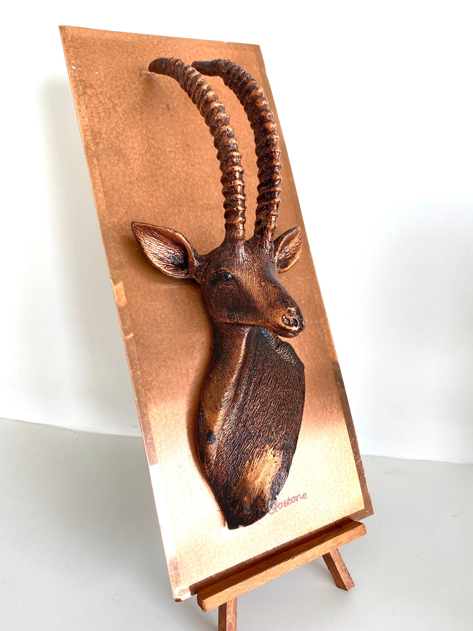Grand Copper piece depicting an Antilope: Title: Grand Copper piece depicting an AntilopeMaker:UnknownOrigin: UnknownDate/Period:CopperMaterials:CopperSize:Size: 125.0 x 66.0 x 300.0 mmDescription:Grand Copper piece depicting an AntilopeMade