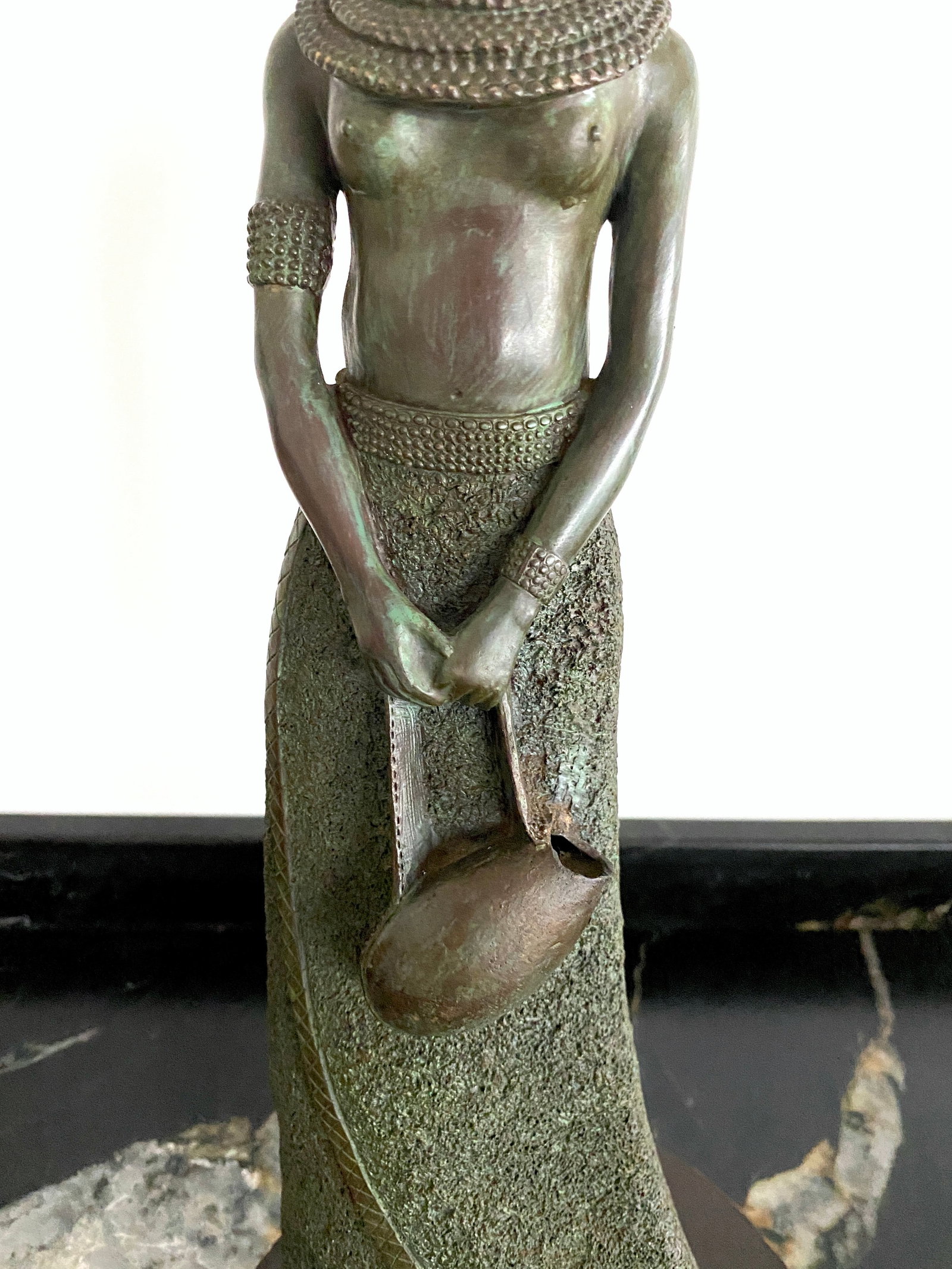 Remarkable Vintage Bronze Statue shaped like an African Woman - 3