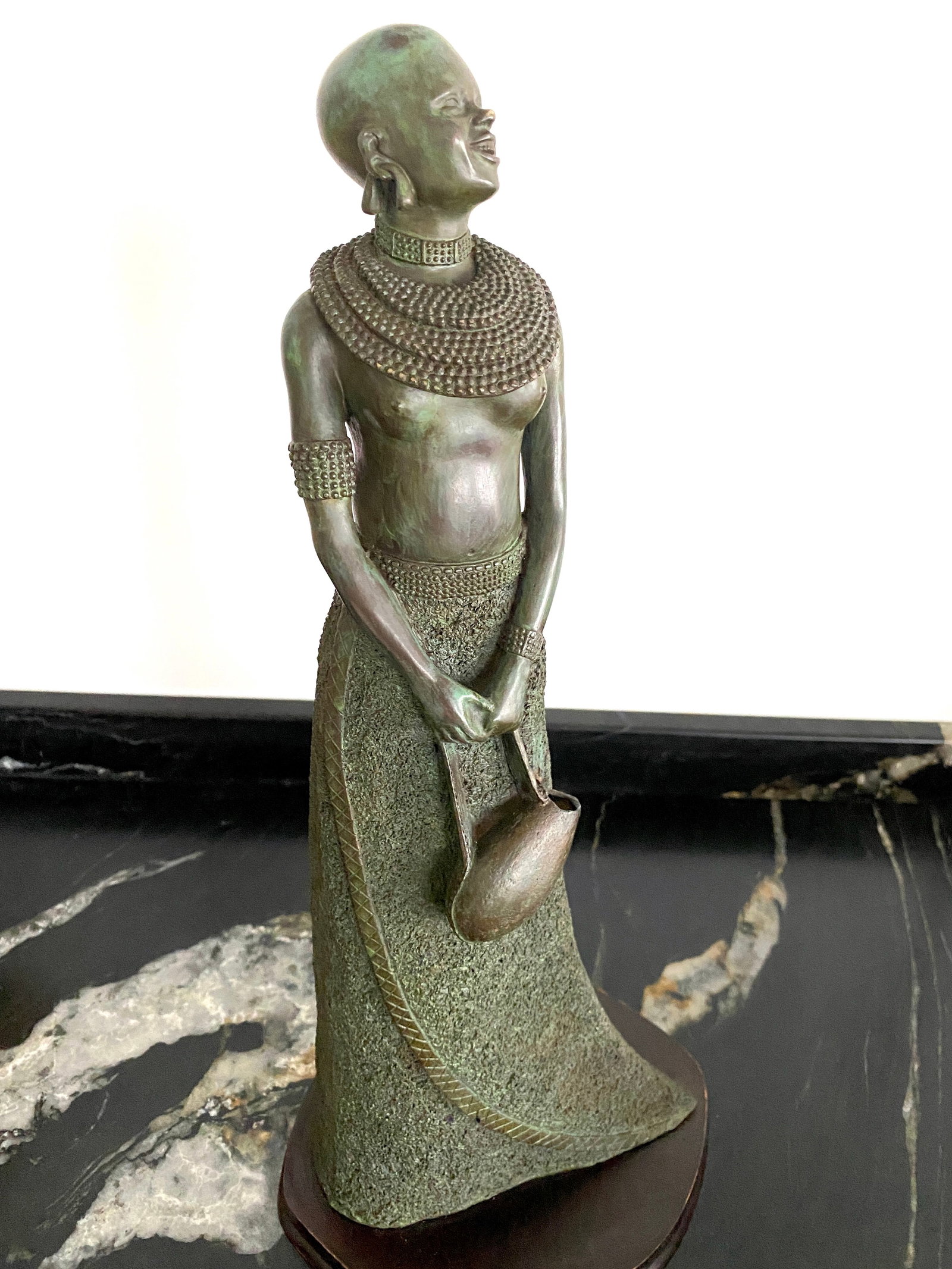 Remarkable Vintage Bronze Statue shaped like an African Woman - 9