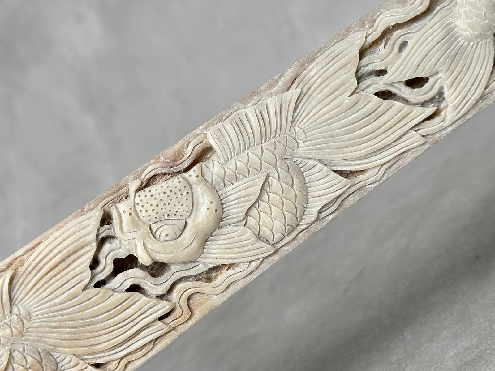 Stunning large carved swordfish tusk - Japanese koi motif - 3