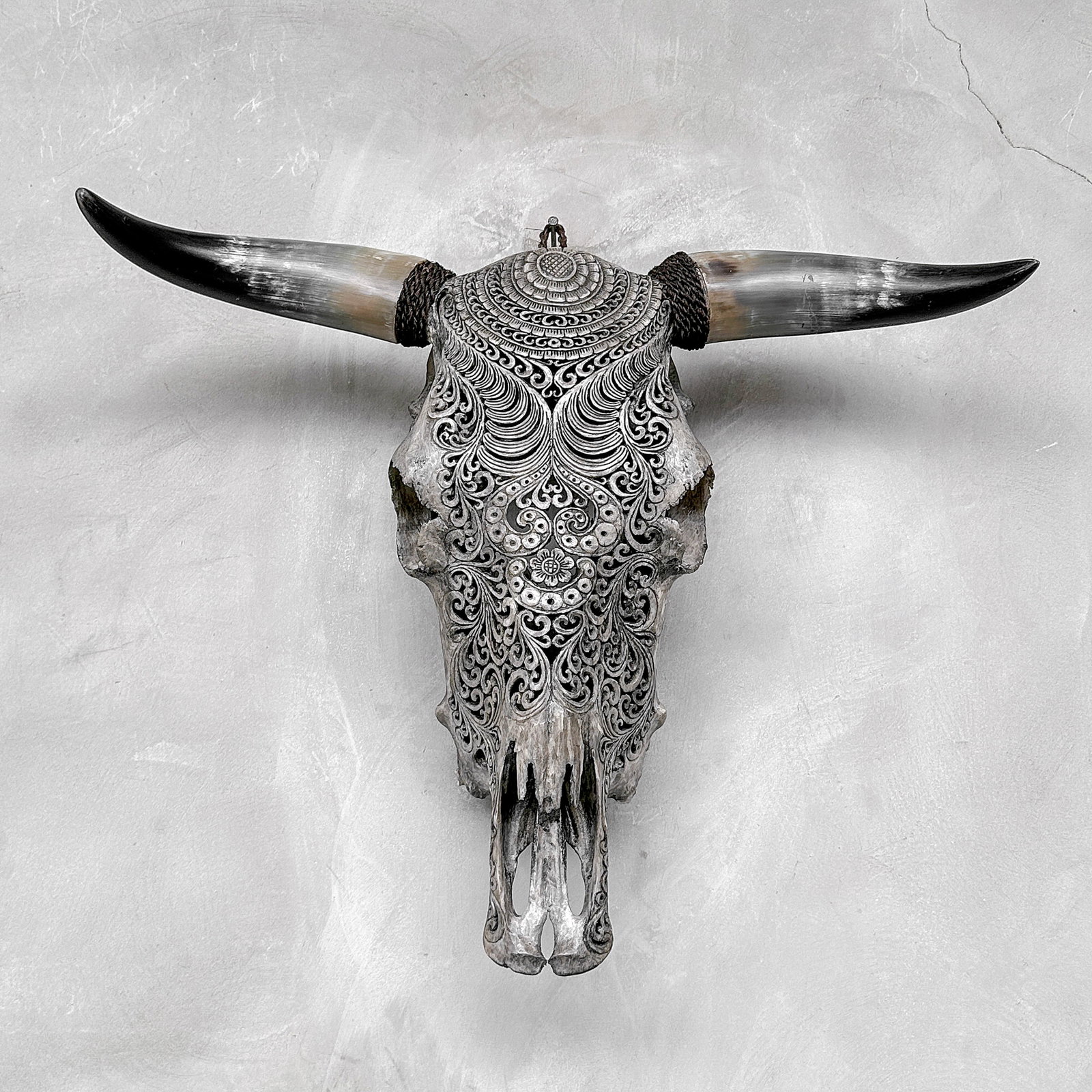 Stunning carved grey bull's skull - Badong motif - 9