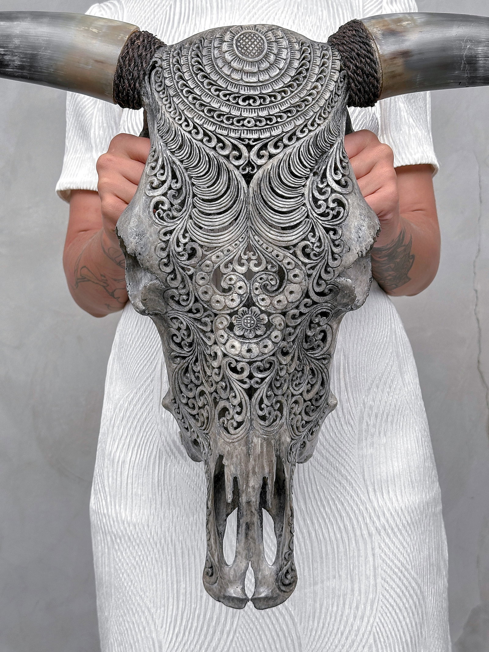 Stunning carved grey bull's skull - Badong motif - 2