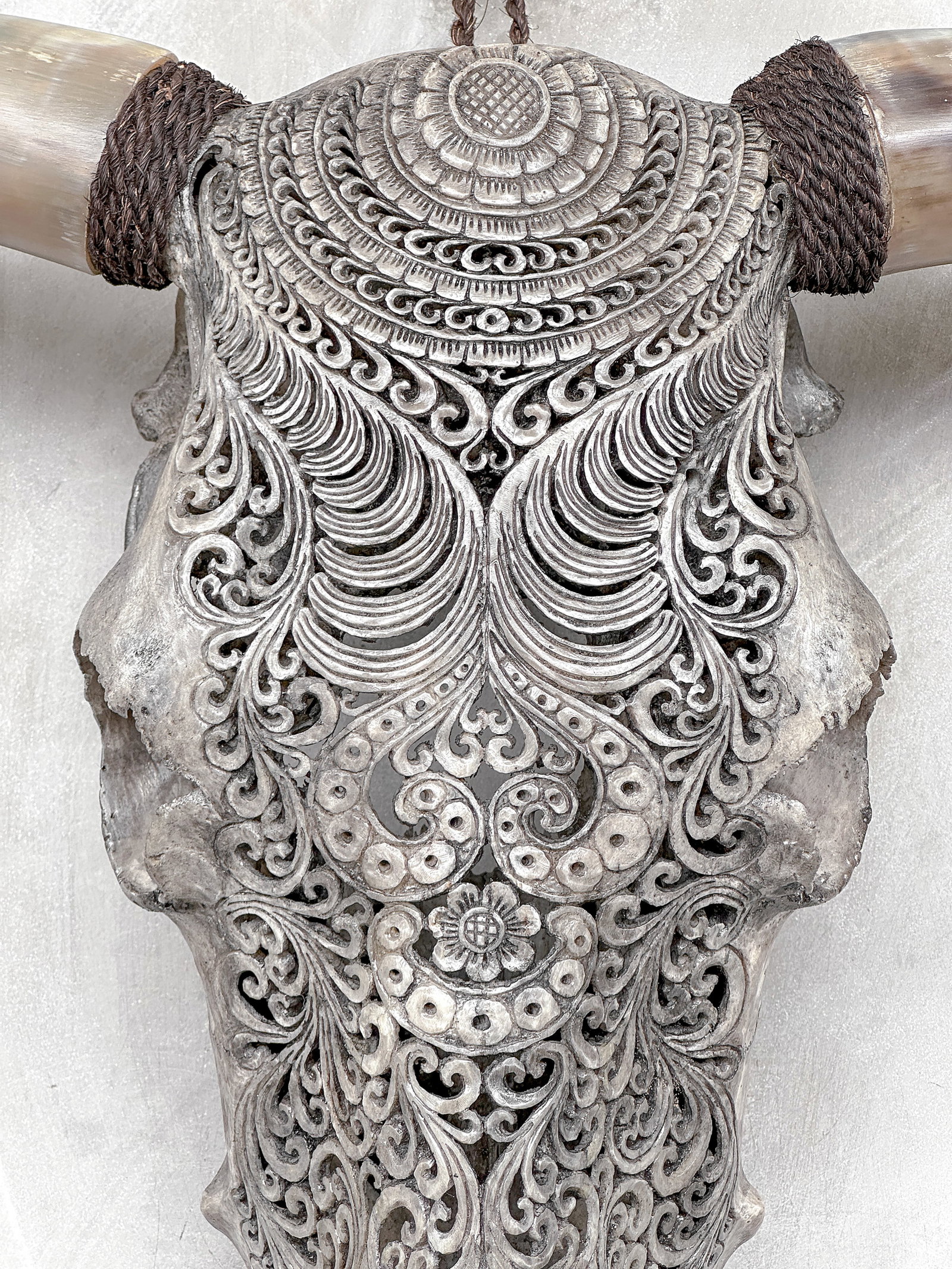 Stunning carved grey bull's skull - Badong motif - 3