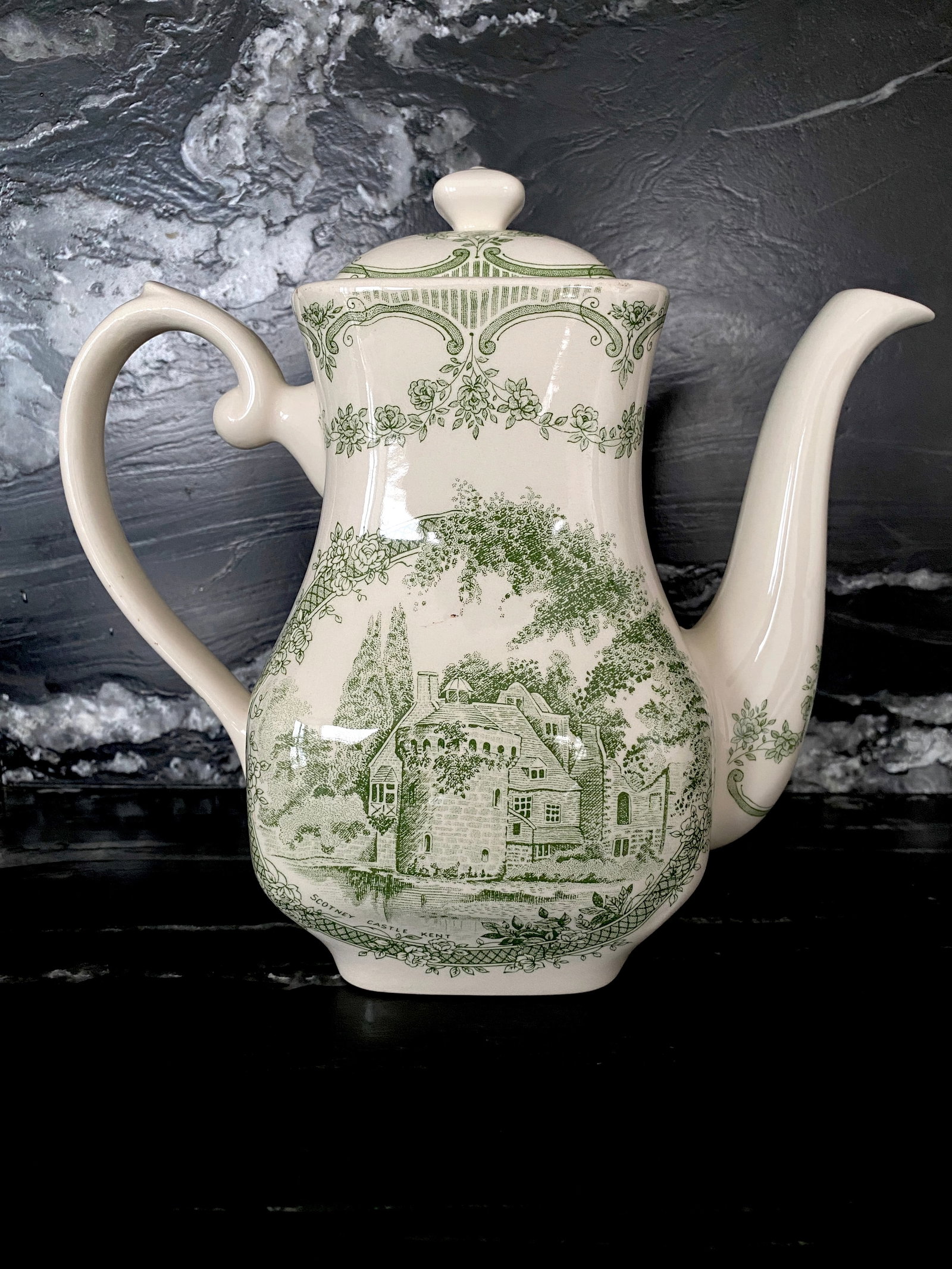 Antique Porcelain Tea pot: Title: Antique Porcelain Tea potMaker:UnkownOrigin: UnkownDate/Period:UnkownMaterials:PorcelainSize:867.0 gDescription:Size: 230.0 x 100.0 x 200.0 mm Size: 9.055 x 3.937 x 7.874 inches Reserve: