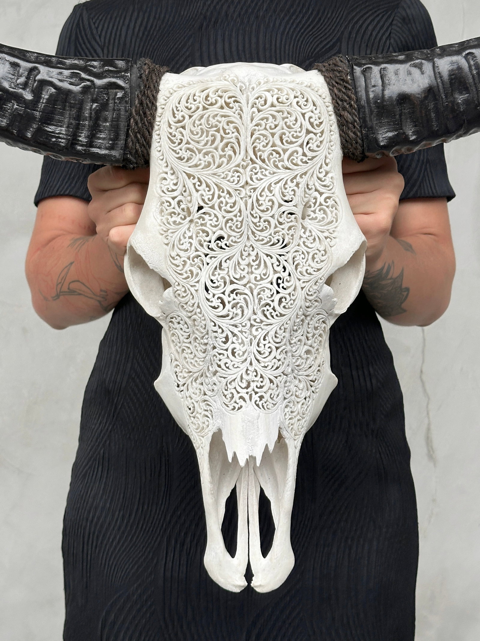 White carved buffalo skull - Fern motif: Title:White carved buffalo skull - Fern motif,li>Maker:UnknownOrigin:IndonesiaDate/Period:2026Materials:Bubalus bubalis, Bone, HornDimensions:Height: 64 cm / 25.2 inches Width: 71 cm / 27.9