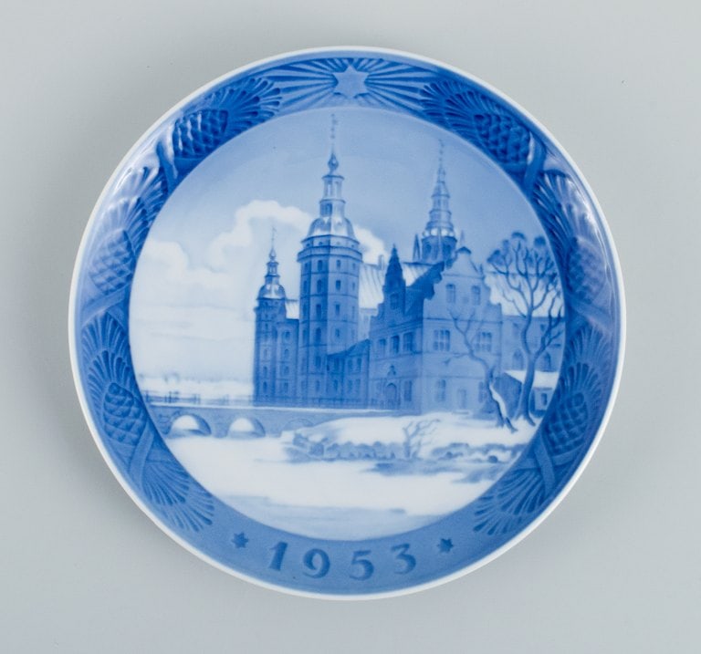 Royal Copenhagen Christmas plate from 1953. (1 of 4)