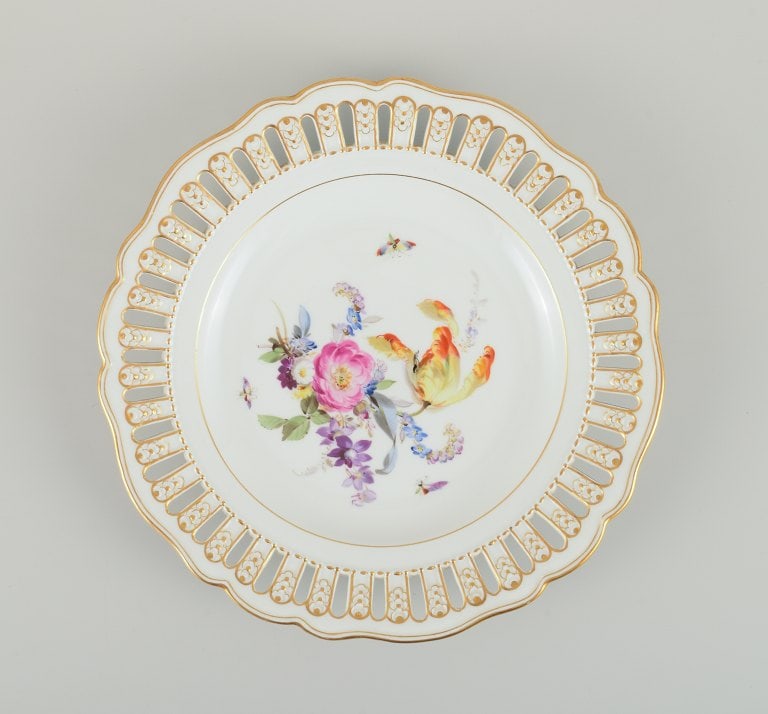 Antique Meissen openwork plate in hand-painted porcelain with flowers and gold decoration. Late 19th: Title: Antique Meissen openwork plate in hand-painted porcelain with flowers and gold decoration. Late 19th century. Description: Antique Meissen openwork plate in hand-painted porcelain with flowers