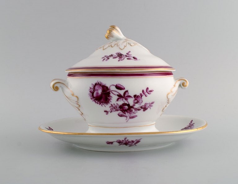 Early and rare Bing & Grøndahl lidded tureen in hand-painted porcelain with purple flowers and: Title: Early and rare Bing & Grøndahl lidded tureen in hand-painted porcelain with purple flowers and gold decoration. Lid bud modeled as a rosebud. Early 20th century. Description: Early and rar