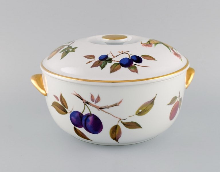 Royal Worcester, England. Large Evesham lidded tureen in porcelain decorated with fruits and gold (1 of 9)