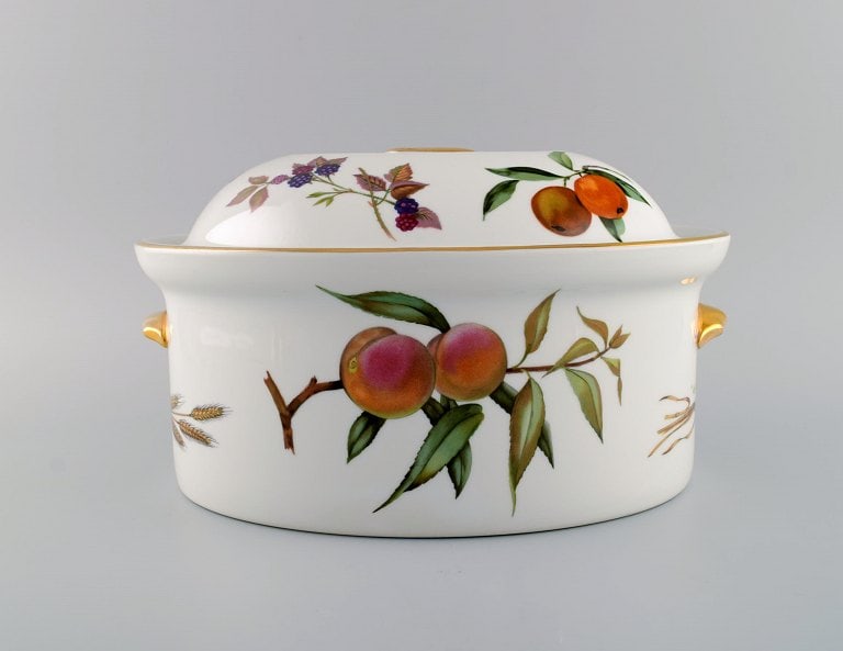 Royal Worcester, England. Large Evesham lidded tureen in porcelain decorated with fruits and gold (1 of 8)