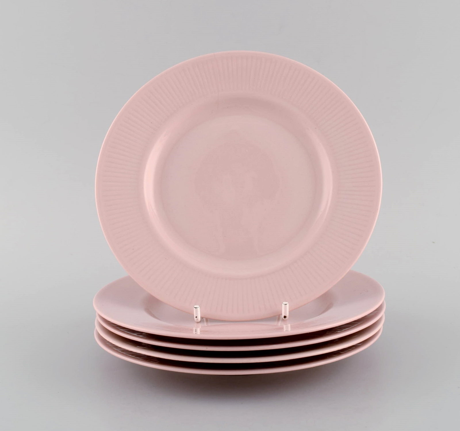 Five Arabia plates in pink glazed porcelain. Mid 20th century. (1 of 4)