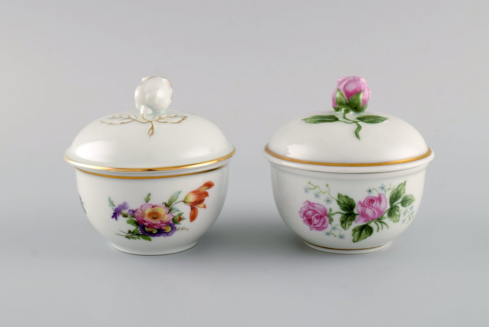 Fürstenberg, Germany. Two antique lidded bowls in hand-painted porcelain with flowers and gold (1 of 5)