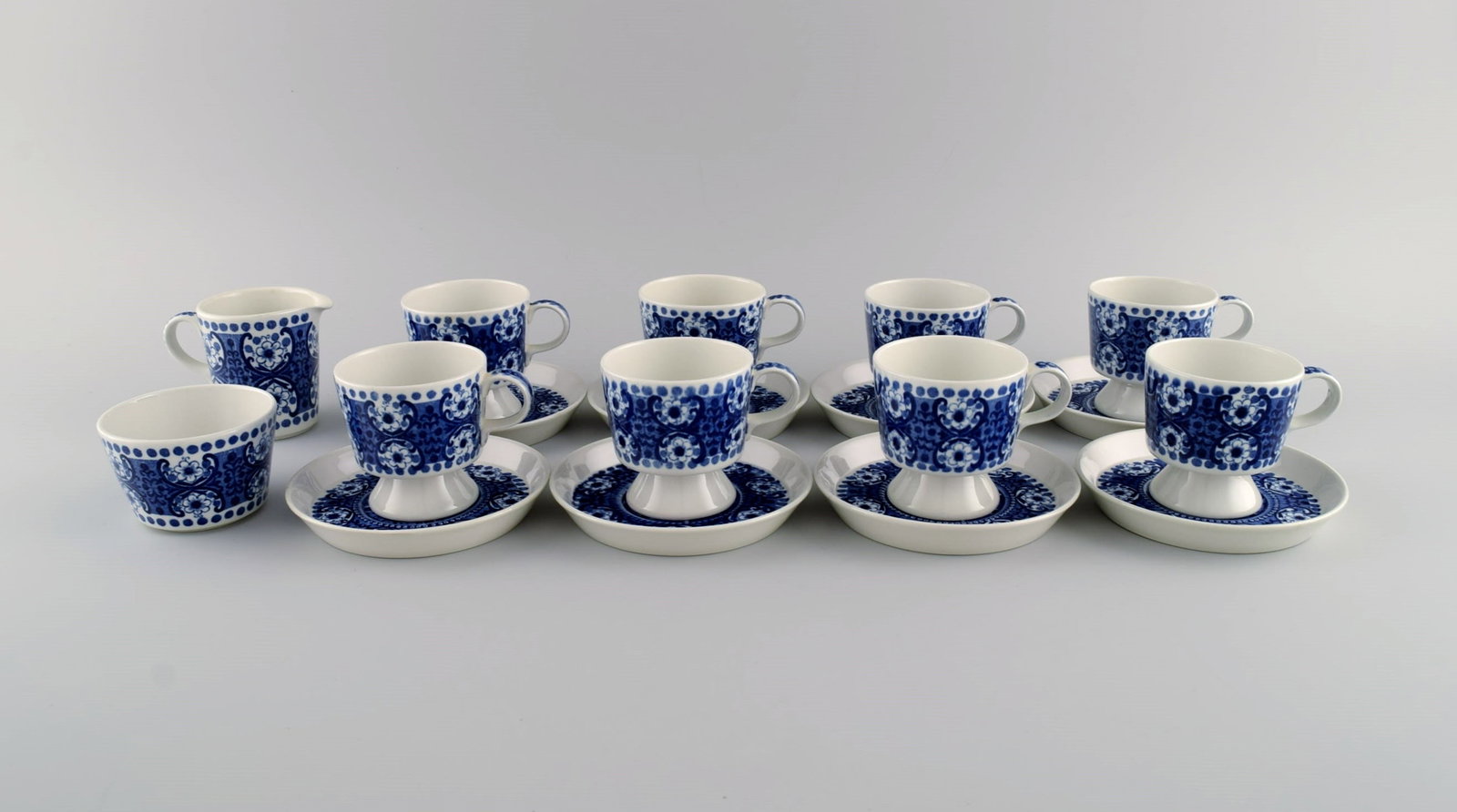 Raija Uosikkinen for Arabia. Ali porcelain coffee service with blue flower decoration for eight (1 of 7)