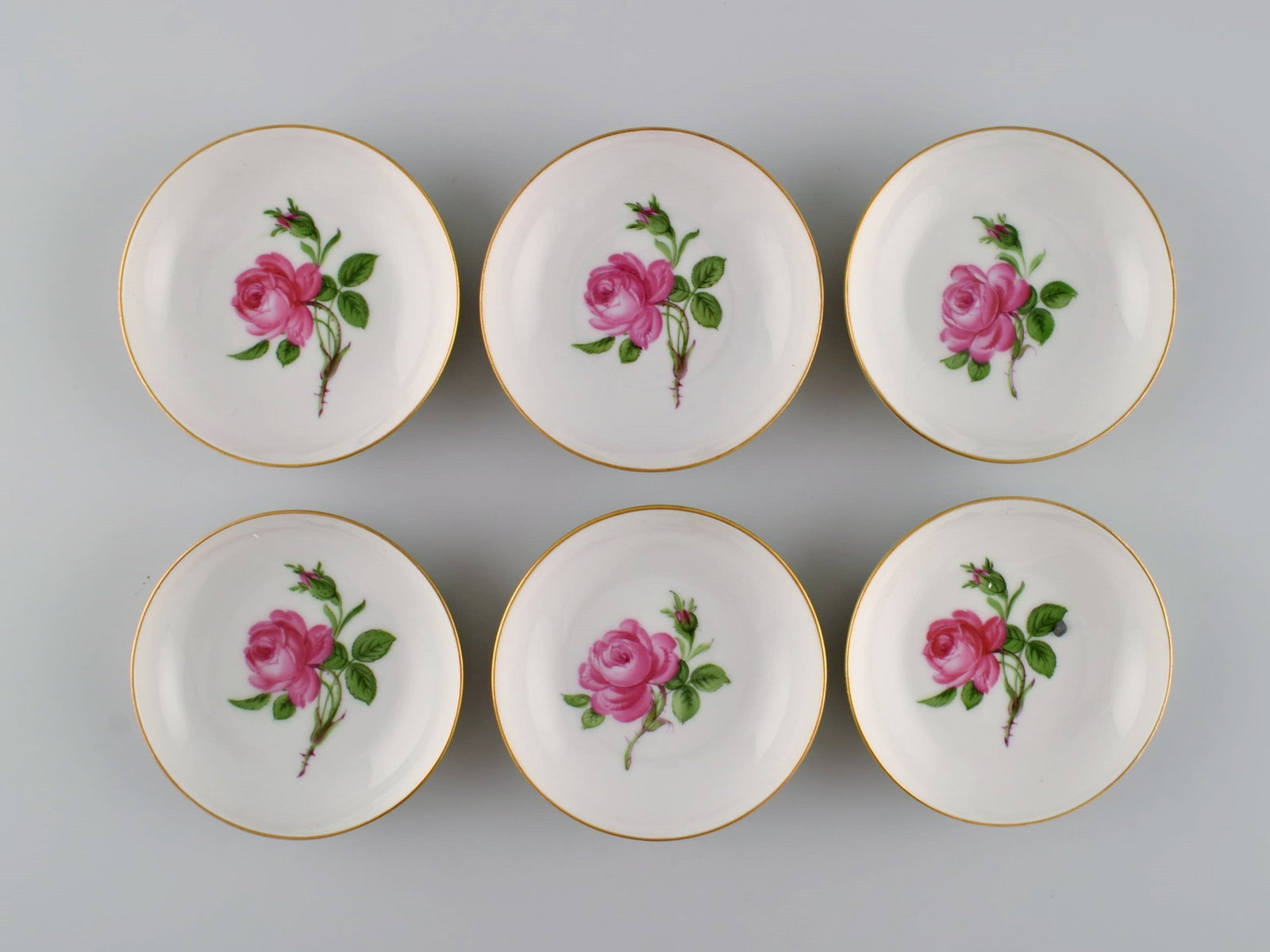 Six small Meissen Pink Rose bowls in hand-painted porcelain with gold edge. Early 20th century. (1 of 4)