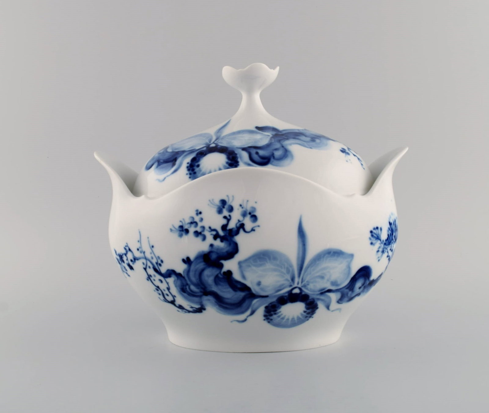 Meissen Blue Orchid. Art deco soup tureen in hand-painted porcelain. Mid-20th century. (1 of 7)