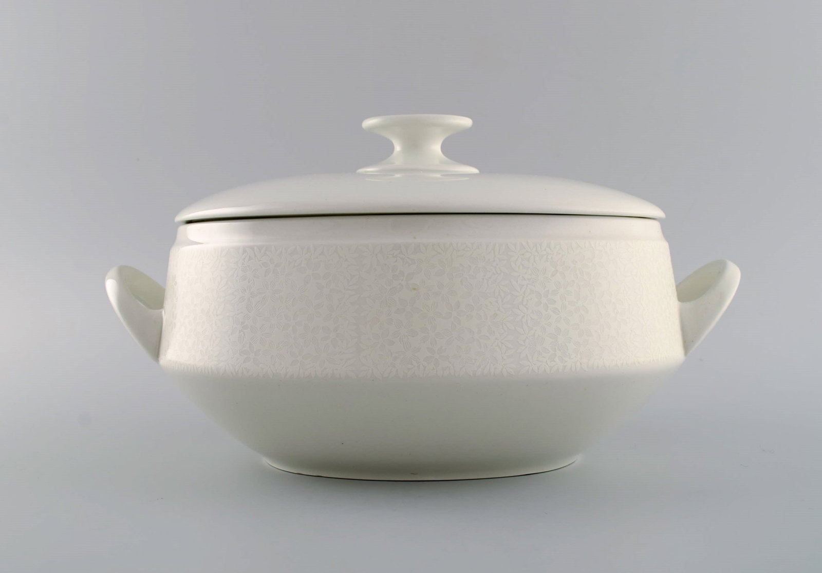 Raija Uosikkinen for Arabia. Pitsi porcelain soup tureen with floral decoration. Dated 1967-1974. (1 of 5)