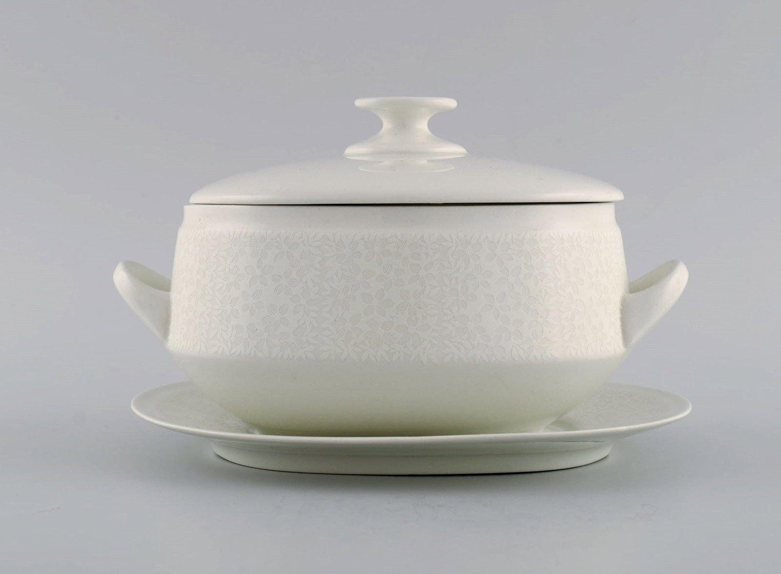 Raija Uosikkinen for Arabia. Pitsi lidded tureen with saucer with floral decoration. Dated (1 of 8)
