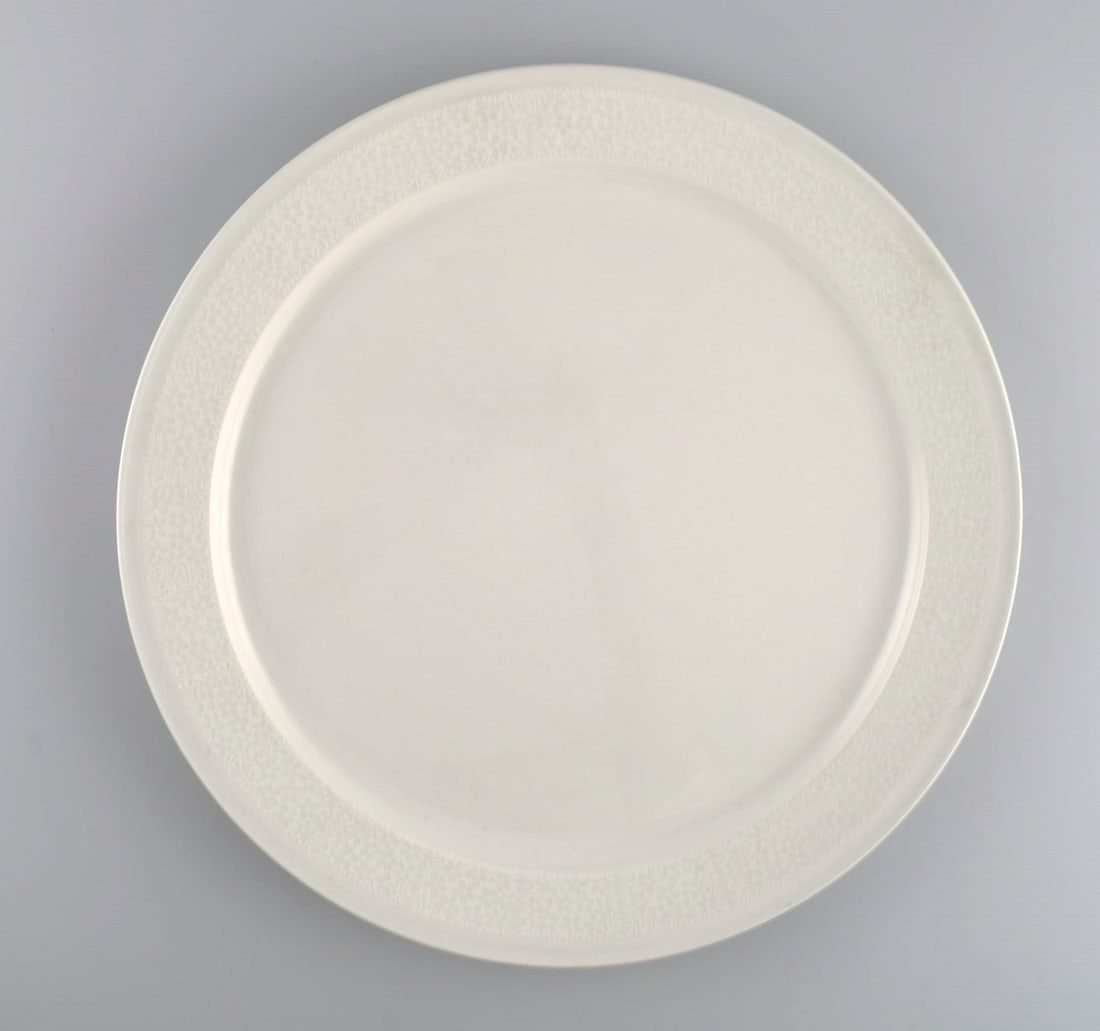 Raija Uosikkinen for Arabia. Round Pitsi serving dish with flower decoration. Dated 1967-1974. (1 of 4)