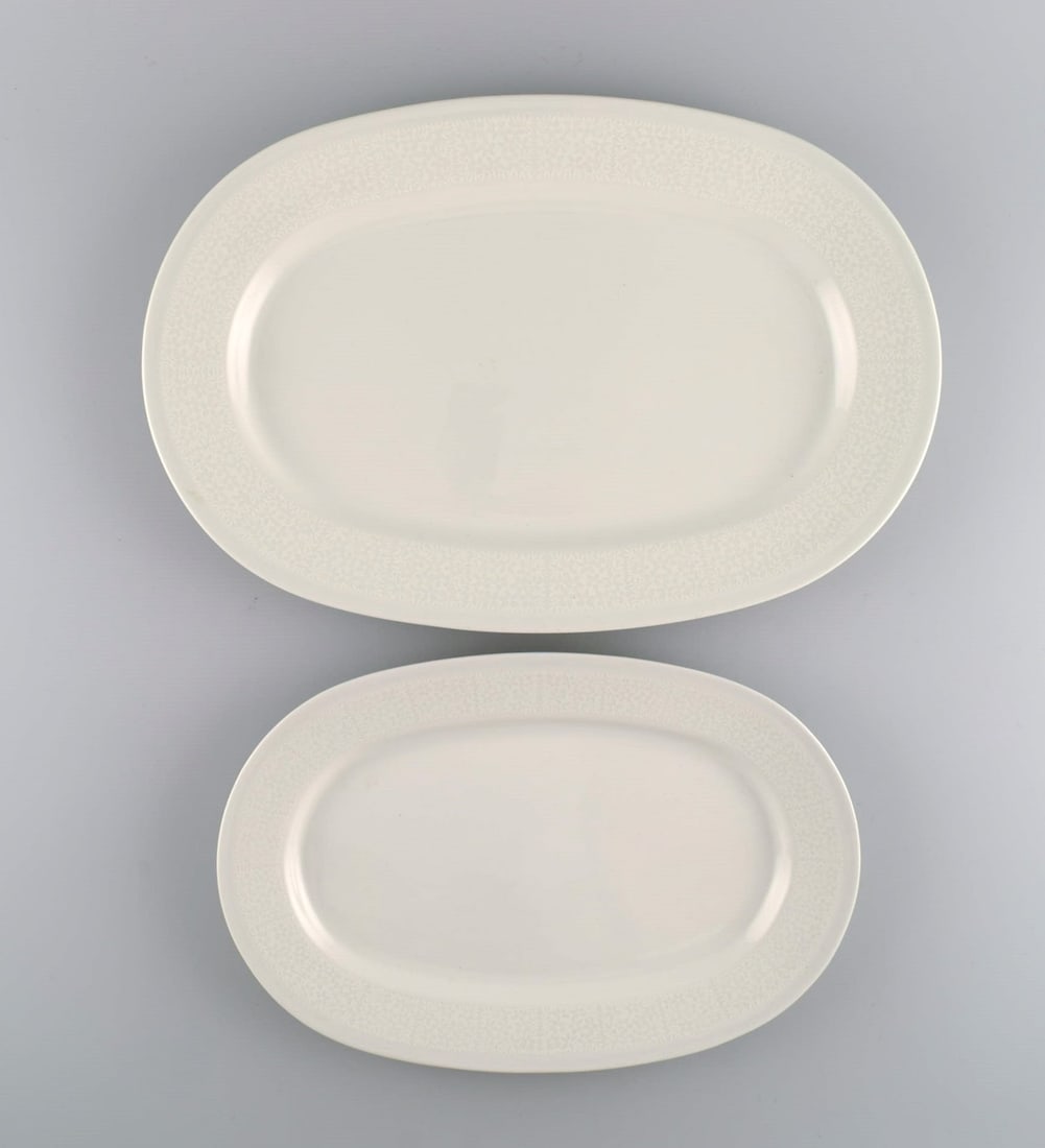 Raija Uosikkinen for Arabia. Two Pitsi serving dishes with flower decoration. Dated 1967-1974. (1 of 5)