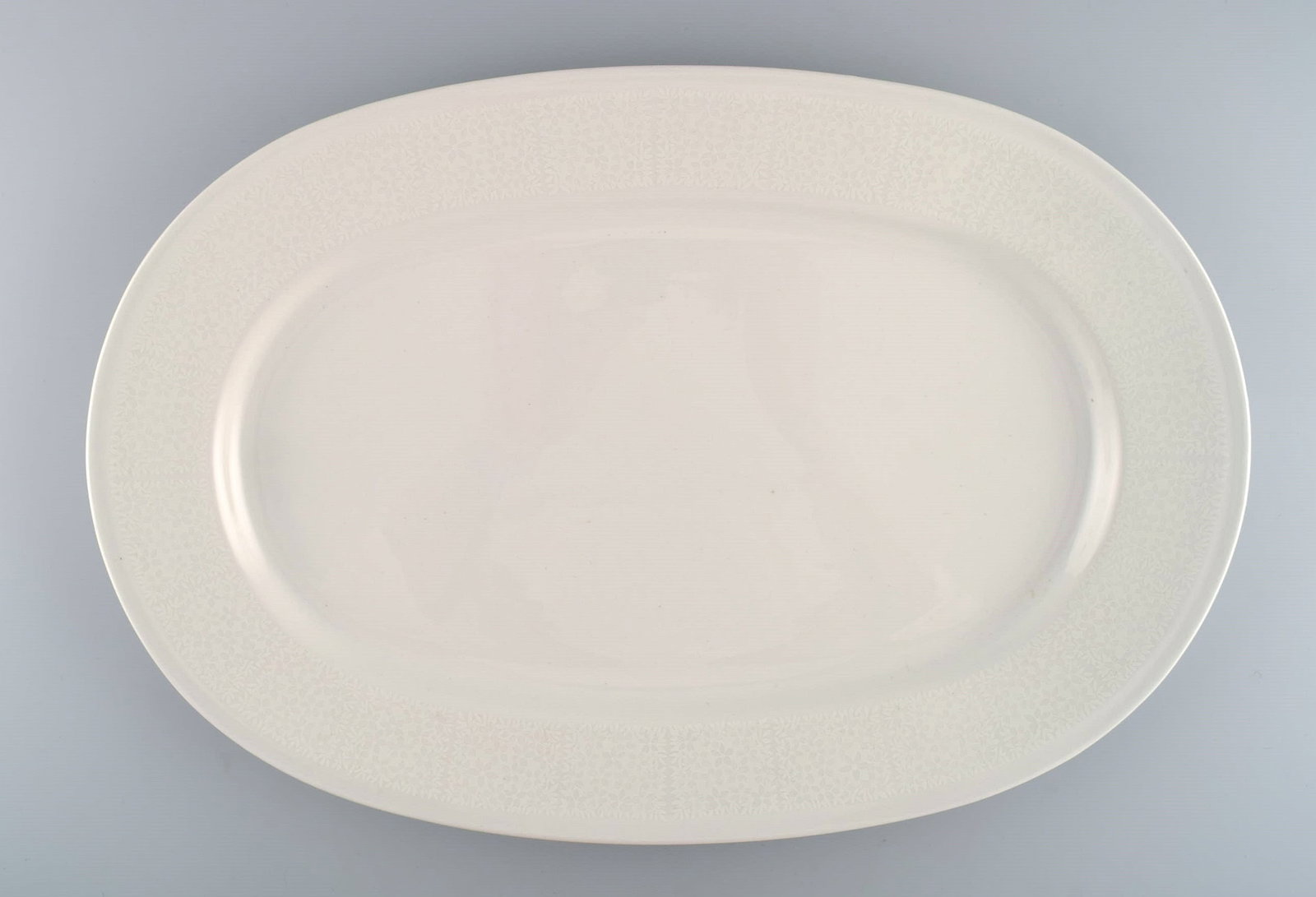 Raija Uosikkinen for Arabia. Large Pitsi serving dish with flower decoration. Dated 1967-1974. (1 of 4)