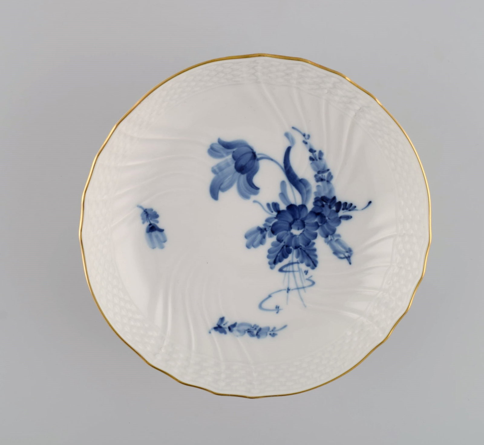 Royal Copenhagen Blue Flower Curved bowl on base with gold edge. 1970s. Model number 10/1532. (1 of 6)