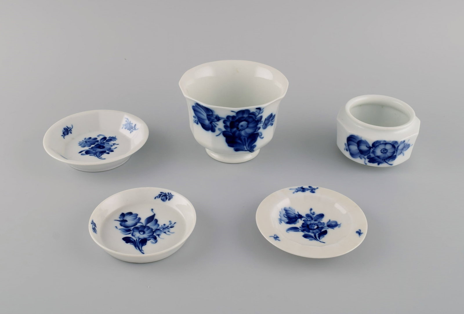 Royal Copenhagen Blue Flower Angular. Two bowls and three small dishes. (1 of 6)