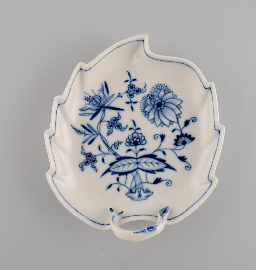 Leaf-shaped Meissen Blue Onion dish in hand-painted porcelain. Early 20th century. (1 of 6)