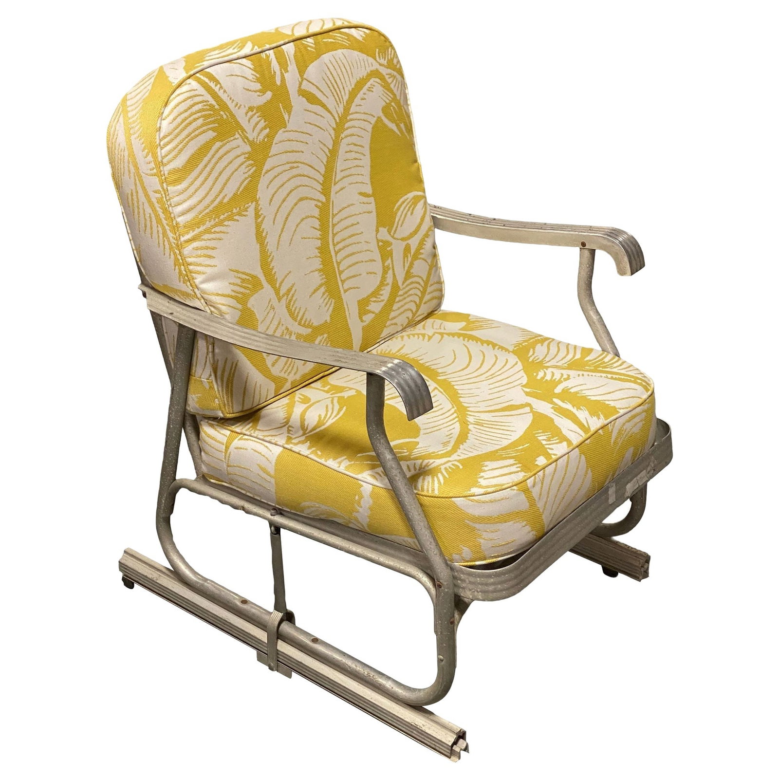 Mid-Century Aluminum Patio/Outdoor Lounge Chair w/ Ski Legs: Title: Mid-Century Aluminum Patio/Outdoor Lounge Chair w/ Ski Legs Description: Post-war outdoor patio aluminum lounge chair with speed armrest and "ski" legs. This Mid-century patio/outdoor lounge