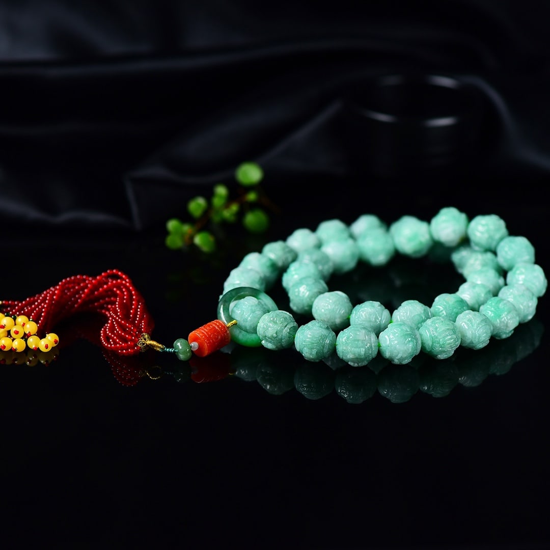 15.5mm Natural Green Jadeite Hand Chain with Certificate: Title: 15.5mm Natural Green Jadeite Hand Chain with Certificate Origin: Chinese Date/Period: After2025 Materials: Jadeite Dimensions: 15.5(mm) 0.61(inches) Reserve: $1,099.00 Shipping:Domestic: