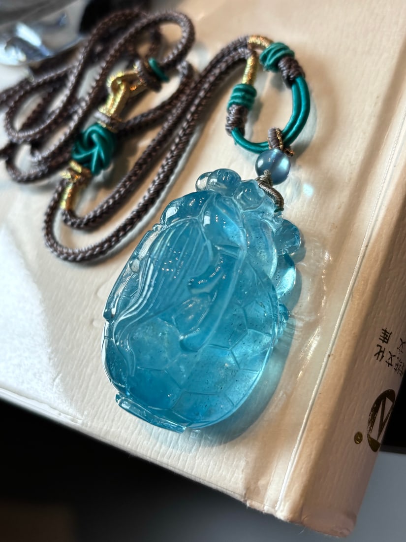Natural Aquamarine Hand-Carved Dragon turtle Pendant with Certificate: Title: Natural Aquamarine Hand-Carved Dragon turtle Pendant with Certificate Origin: Chinese Date/Period: After2025 Materials: Aquamarine Dimensions: 40x29x22(mm) 1.57x1.14x0.87(inches) Weight 0.08
