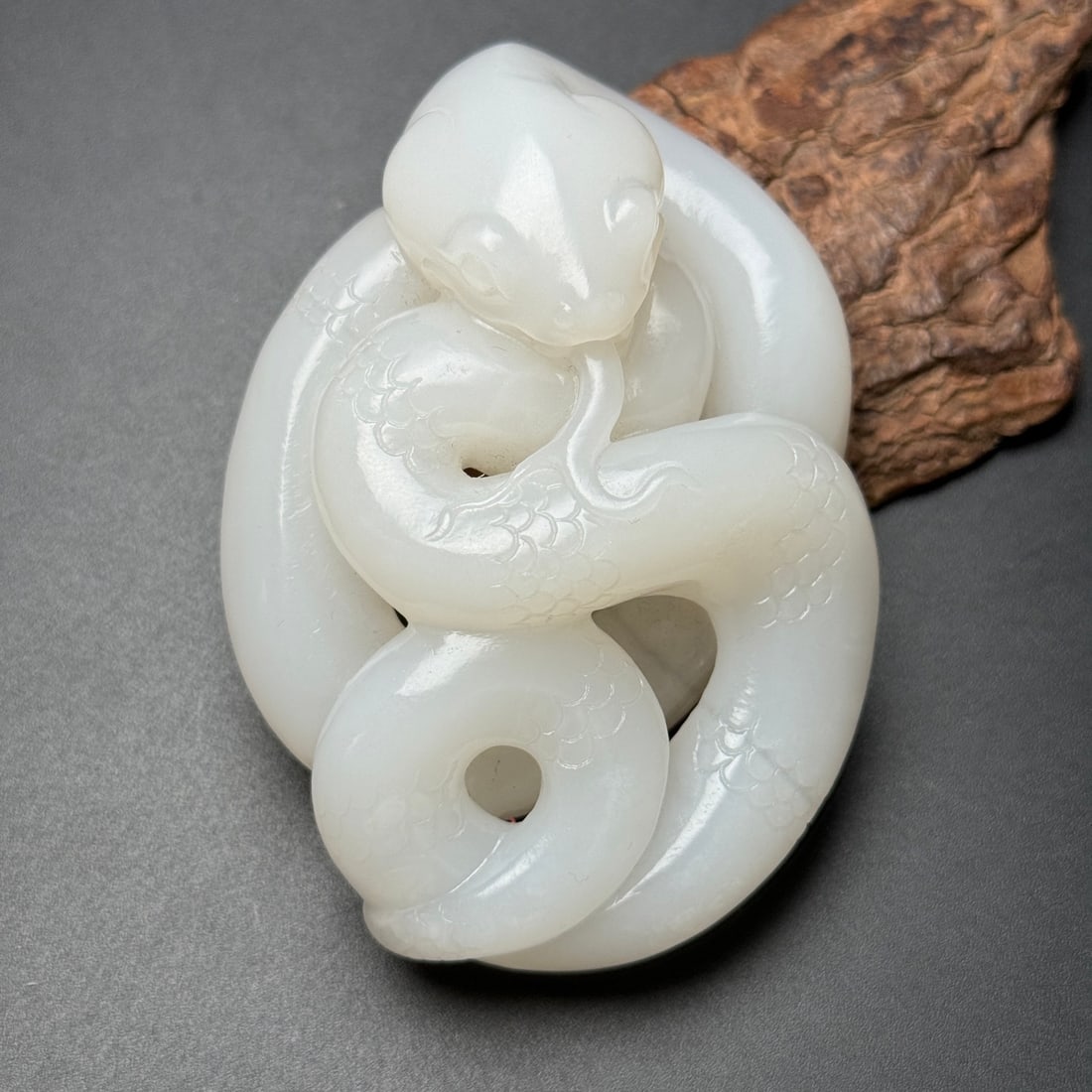 Hetian Jade Hand-Carved Snake Statue: Title: Hetian Jade Hand-Carved Snake Statue Origin: Chinese Date/Period: After2000 Materials: Hetian Jade Dimensions: 87x61x32(mm) 3.43x2.40x1.26(inches) Weight 0.40 lbs/181g Reserve: $880.00 Shipping
