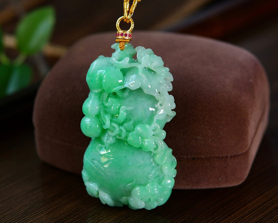 Natural Green Jadeite Hand-Carved Gourd Pendant with Certificate: Title: Natural Green Jadeite Hand-Carved Gourd Pendant with Certificate Origin: Chinese Date/Period: After2025 Materials: Jadeite Dimensions: 63x37x13.9(mm) 2.48x1.46x0.55(inches) Reserve: $1,599.00