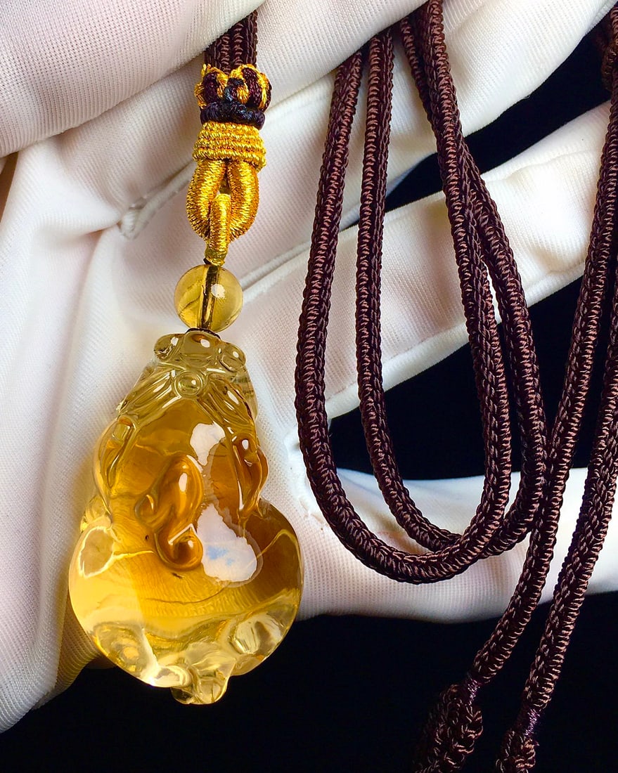 Natural Yellow Crystal Hand-Carved Pixiu Pendant with Certificate: Title: Natural Yellow Crystal Hand-Carved Pixiu Pendant with Certificate Origin: Chinese Date/Period: After2025 Materials: Crystal Dimensions: 38x24.8x20.5(mm) 1.50x0.98x0.81(inches) Weight 0.06