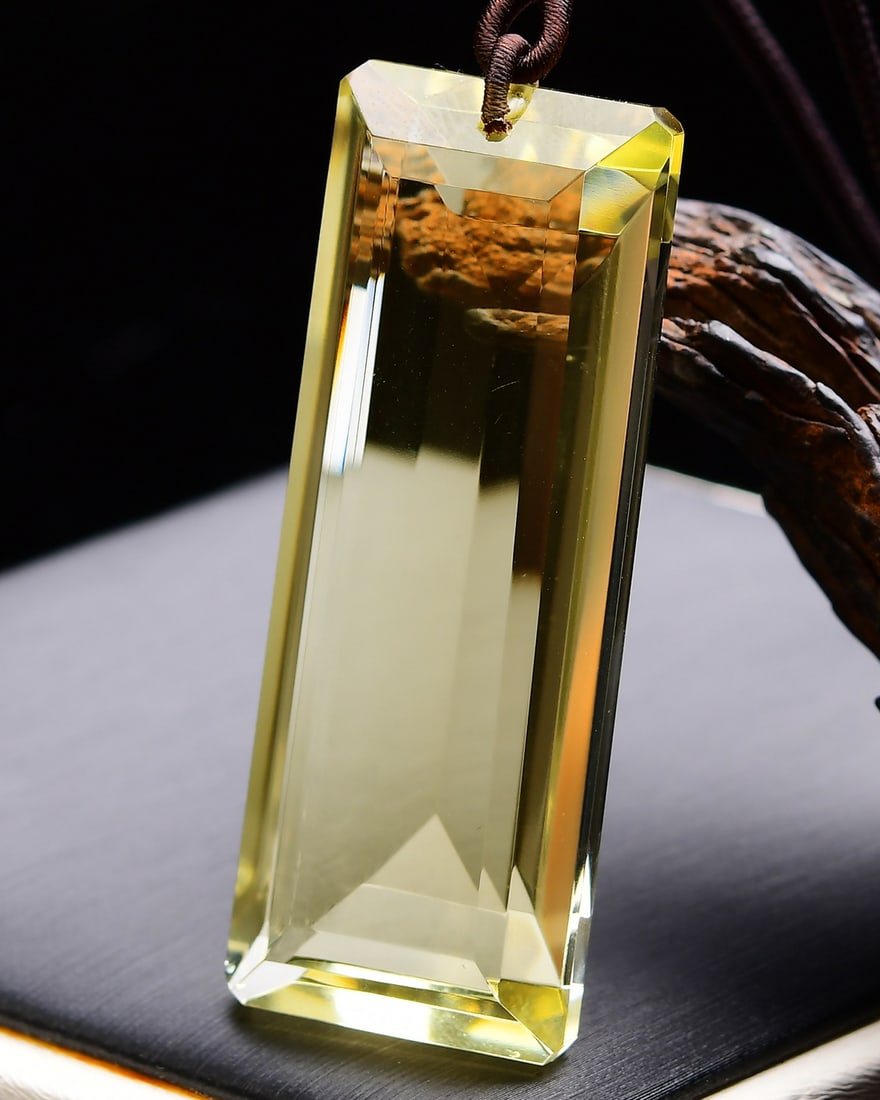 Yellow Crystal Pendant with Certificate: Title: Yellow Crystal Pendant with Certificate Origin: Chinese Date/Period: After2025 Materials: Yellow Crystal Dimensions: 63x24x13(mm) 2.48x0.94x0.51(inches) Weight 0.09 lbs/39g Reserve: $128.00 