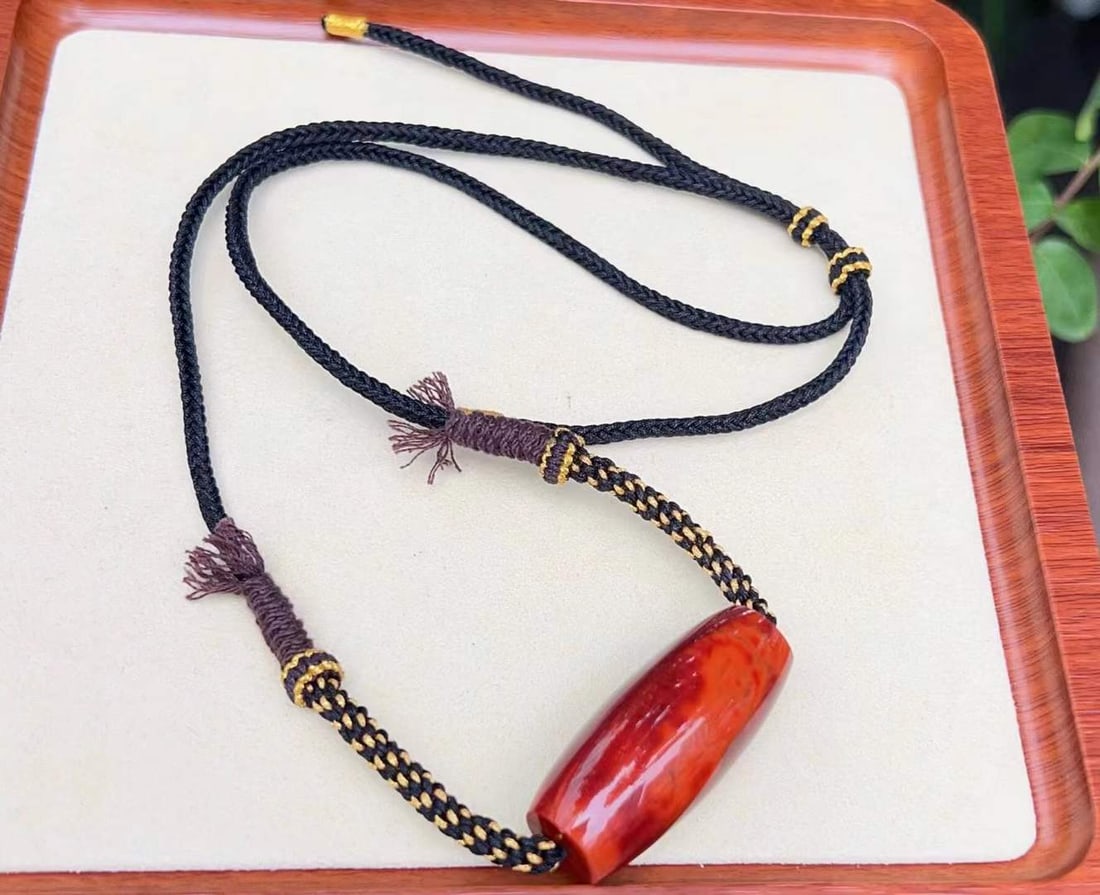 Nanhong Agate Lucky Pendant with Certificate: Title: Nanhong Agate Lucky Pendant with Certificate Origin: Chinese Date/Period: After2025 Materials: Nanhong Agate Dimensions: 42x18.6(mm) 1.65x0.73(inches) Weight 0.06 lbs/29.1g Reserve: $1,499.00