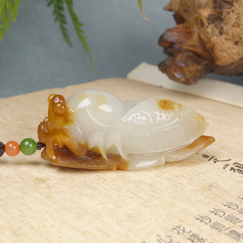 Hetian Jade Hand-Carved Cicada Pendant with Certificate: Title: Hetian Jade Hand-Carved Cicada Pendant with Certificate Origin: Chinese Date/Period: After2025 Materials: Hetian Jade Dimensions: 54x17x23(mm) 2.13x0.67x0.91(inches) Weight 0.07 lbs/30.5g 