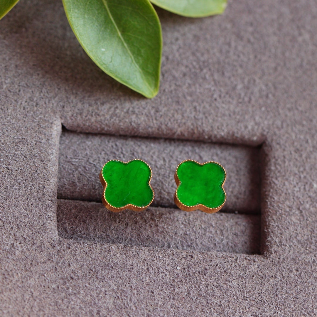 A Pair 18K Gold Inlay Green Jadeite Earrings: Title: A Pair 18K Gold Inlay Green Jadeite Earrings Origin: Chinese Date/Period: After2025 Materials: 18K Gold,Jadeite Dimensions: 7.2x7.2(mm) 0.28x0.28(inches) Reserve: $499.00 Shipping:Domestic: