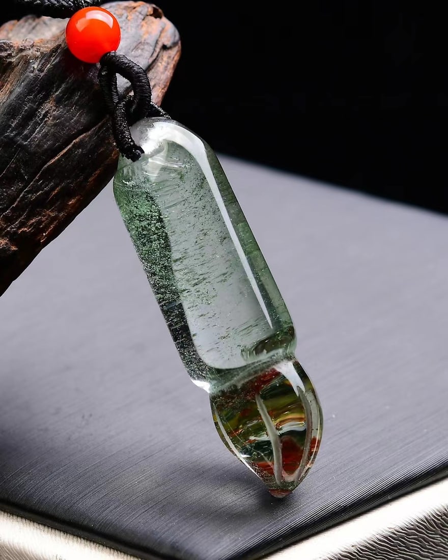 Natural Green Crystal Pendant Brush Pen with Certificate: Title: Natural Green Crystal Pendant Brush Pen with Certificate Origin: Chinese Date/Period: After2020 Materials: Crystal Dimensions: 43x13x13(mm) 1.69x0.51x0.51(inches) Weight 0.04 lbs/16g Reserve: $