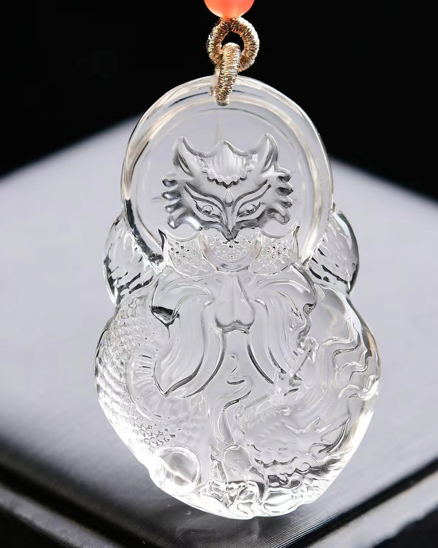 White Crystal Hand-Carved Fox Pendant with Certificate: Title: White Crystal Hand-Carved Fox Pendant with Certificate Origin: Chinese Date/Period: After2025 Materials: White Crystal Dimensions: 51x33x14(mm) 2.01x1.30x0.55(inches) Weight 0.08 lbs/37.8g 