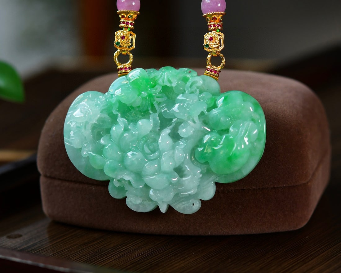 Natural Green Jadeite Pendant Flower Butterfly with Certificate: Title: Natural Green Jadeite Pendant Flower Butterfly with Certificate Origin: Chinese Date/Period: After2025 Materials: Jadeite Dimensions: 64x46x11(mm) 2.52x1.81x0.43(inches) Reserve: $1,199.00 Ship