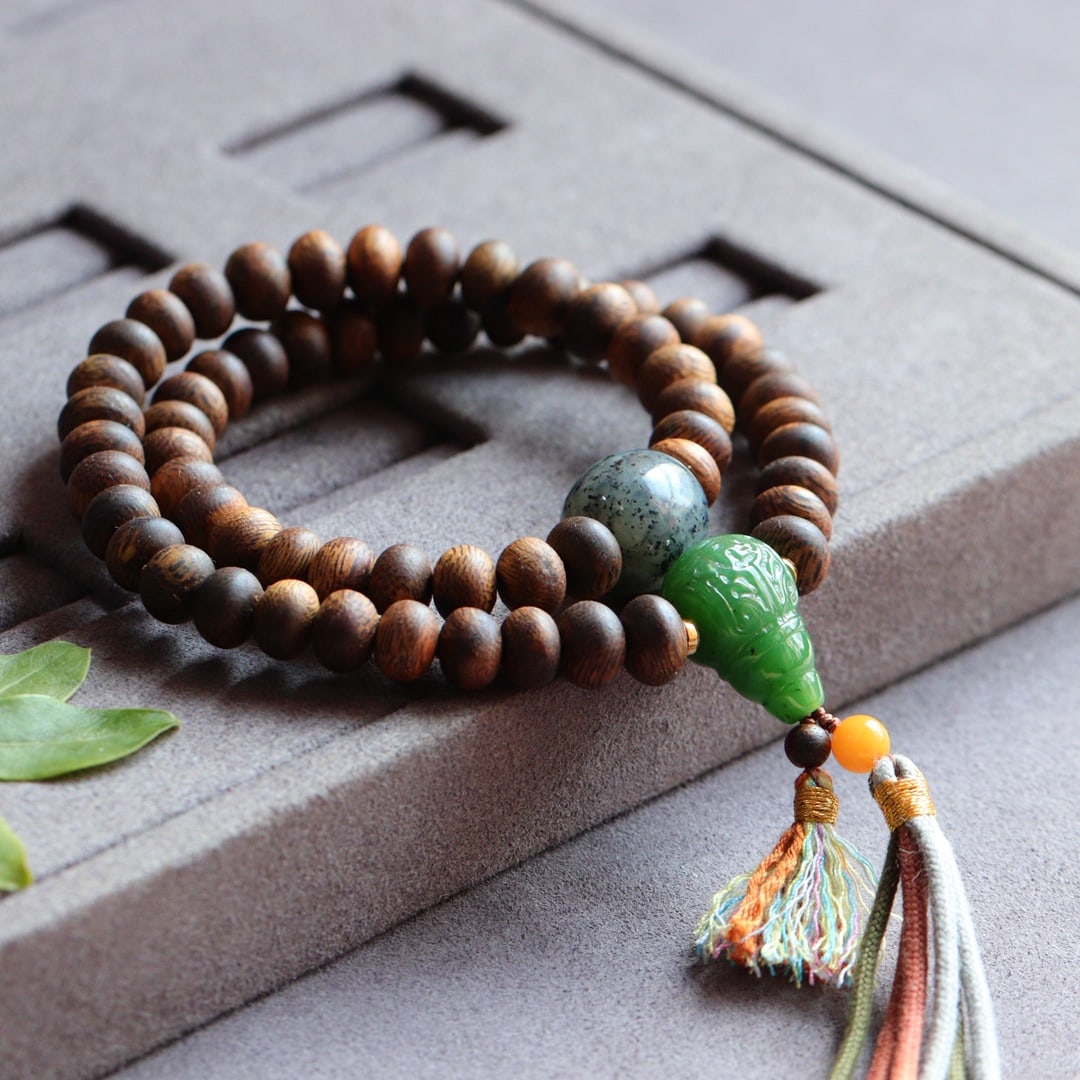 Hand knitting Chenxiang Wood,Hetian Jade Hand Chain: Title: Hand knitting Chenxiang Wood,Hetian Jade Hand Chain Origin: Chinese Date/Period: After2025 Materials: Chenxiang Wood,Hetian Jade Dimensions: 8(mm) 0.31(inches) Reserve: $179.00 