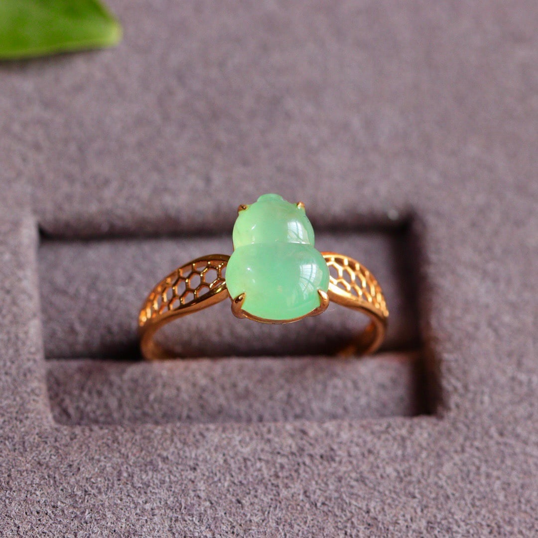 18K Gold Inlay Green Jadeite Gourd Ring(Size Customizable): Title: 18K Gold Inlay Green Jadeite Gourd Ring(Size Customizable) Origin: Chinese Date/Period: After2025 Materials: 18K Gold,Jadeite Dimensions: 10x7.5(mm) 0.39x0.30(inches) Reserve: $1,299.00 