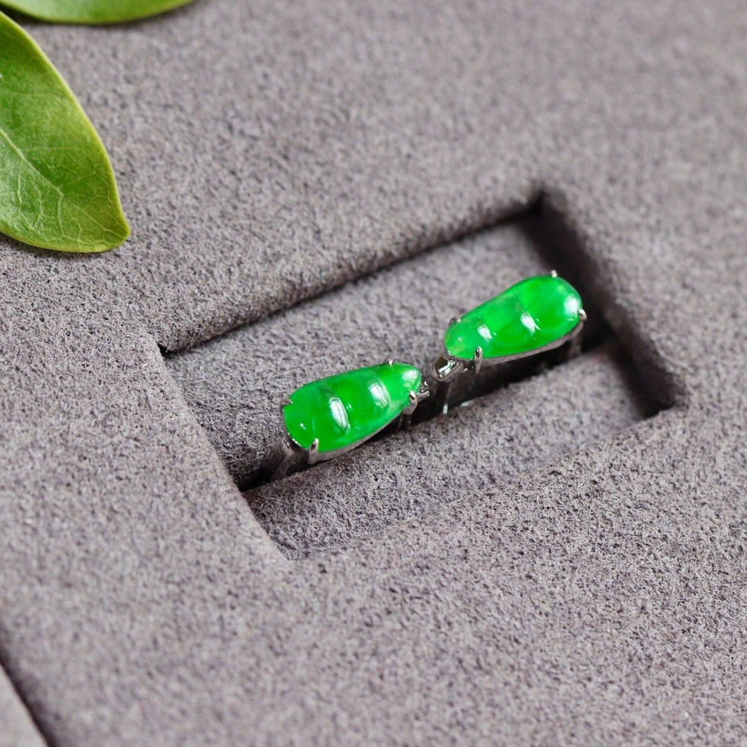 A Pair 18K Gold Inlay Green Jadeite Earrings Bean: Title: A Pair 18K Gold Inlay Green Jadeite Earrings Bean Origin: Chinese Date/Period: After2025 Materials: 18K Gold,Jadeite Dimensions: 12x4.8x11.5(mm) 0.47x0.19x0.45(inches) Reserve: $1,298.00 