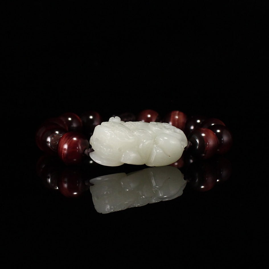 Hand knitting Hetian Jade Pixiu Bracelet: Title: Hand knitting Hetian Jade Pixiu Bracelet Origin: Chinese Date/Period: After2020 Materials: Hetian Jade Dimensions: 37x22x14(mm) 1.46x0.87x0.55(inches) Weight 0.11 lbs/48g Reserve: $135.00 