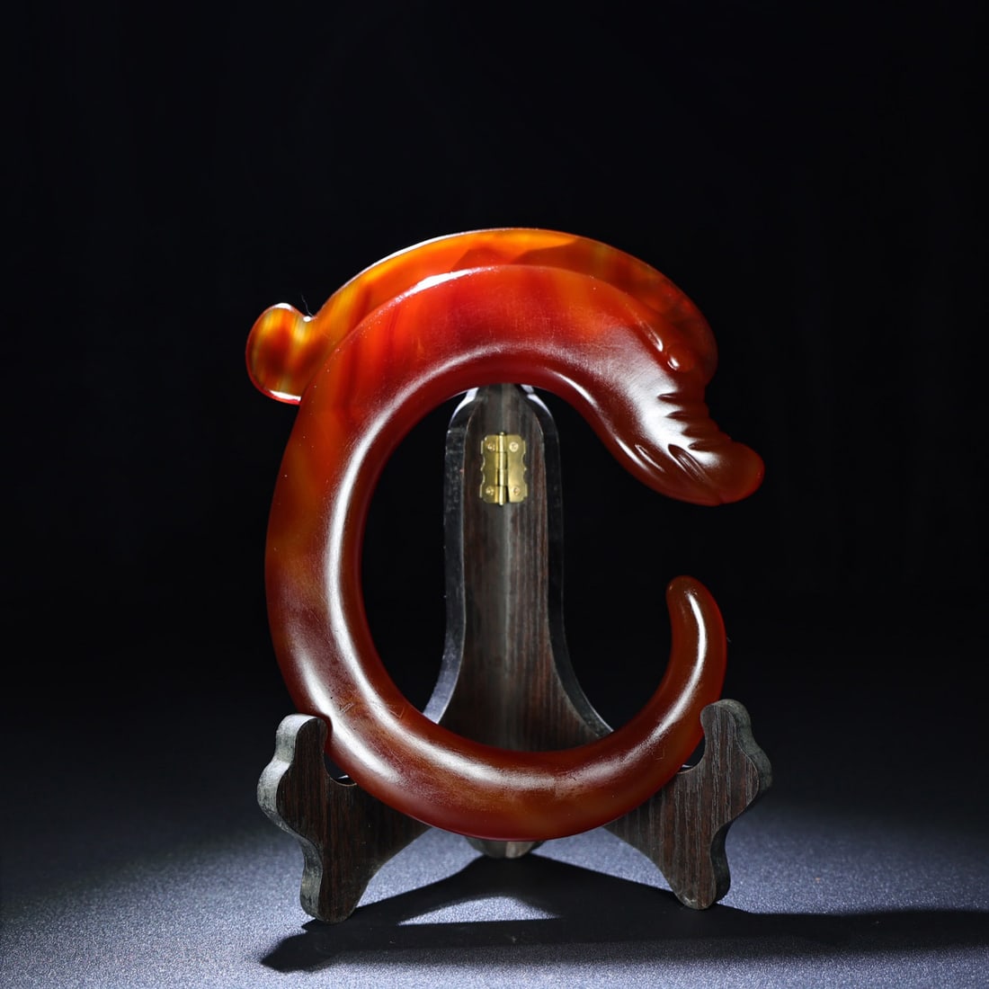 Red Agate Dragon Statue: Title: Red Agate Dragon Statue Origin: Chinese Date/Period: After2000 Materials: Red Agate Dimensions: 213x185x19(mm) 8.39x7.28x0.75(inches) Weight 1.45 lbs/658g Reserve: $999.00 Shipping:Domestic: